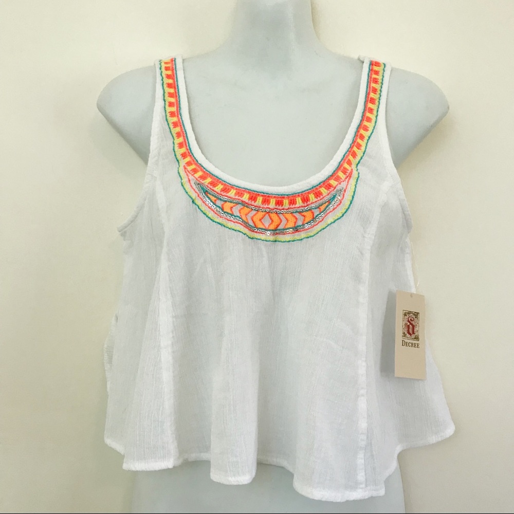 ✨3/$12✨ Decree white Aztec Pattern Crop Top Size Small